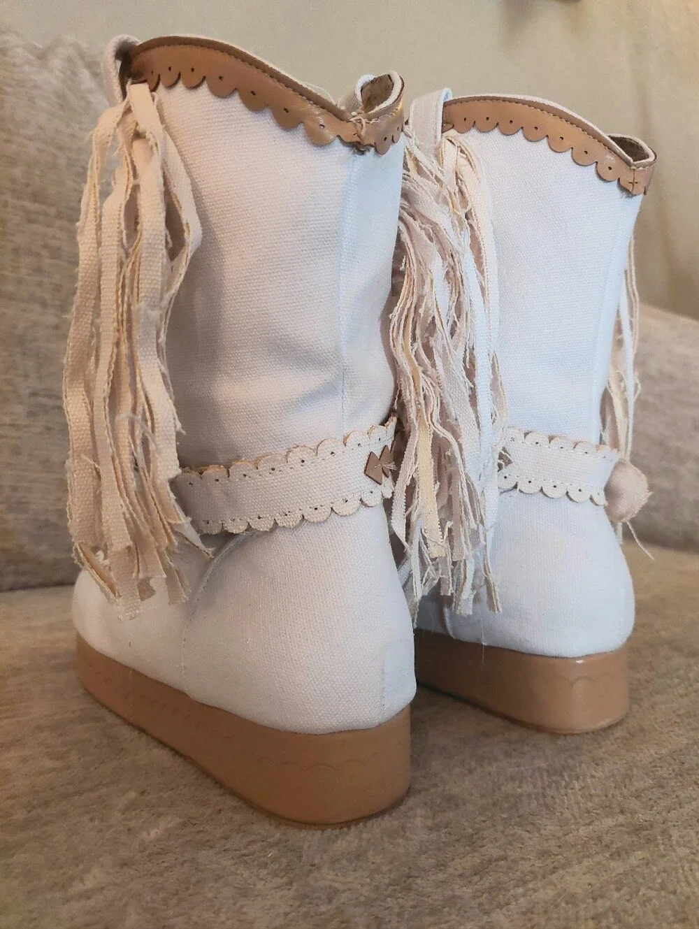 Boho-Chic White Fringe Western Moccasin Platform Boots - Size US 6 (No Brand)
